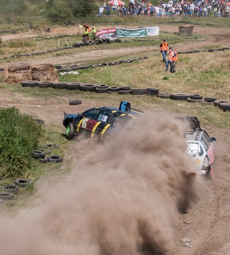 Te auta powinny być na złomie, ale ścigają się w Polskiej Lidze Wraków