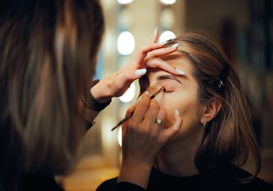 Top 5 trikova šminkanja za spuštene kapke