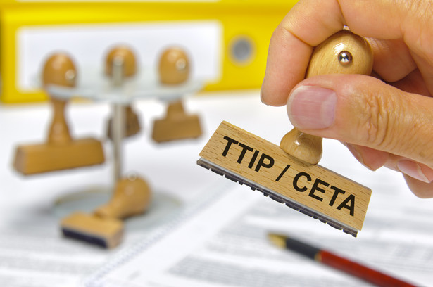 W Berlinie demonstranci nieśli transparenty z napisem "STOP CETA - STOP TTIP" oraz z żądaniami, by nad zyski przedkładać interesy zwykłych ludzi