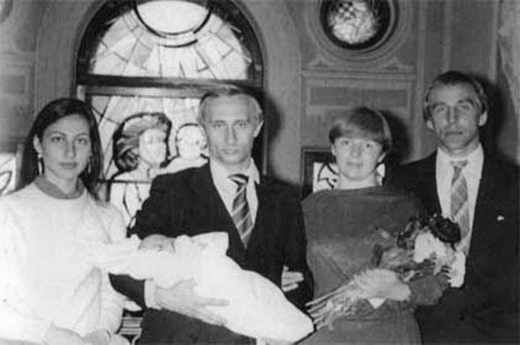 Od lewej do prawej: była żona Siergieja Rołdugina Irina Nikitina, Władimir Putin z córką Katią, Ludmiła Putina i Siergiej Rołdugin, 1986 r.