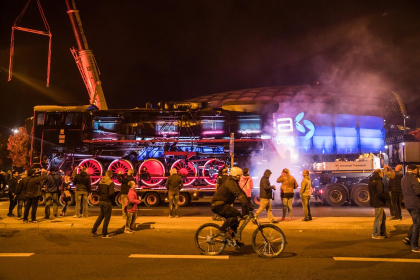 130-tonowa lokomotywa stanęła przed stadionem Lecha Poznań