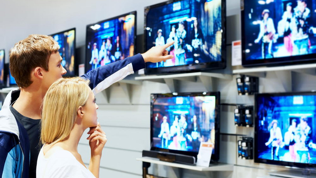 Sprzedaż telewizorów nie idzie jak dawniej, ale chętniej kupujemy coraz większe odbiorniki – informuje "Gazeta Wyborcza".