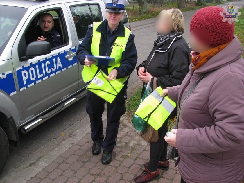Policjanci z Lęborka rozdawali pieszym i rowerzystom kamizelki odblaskowe