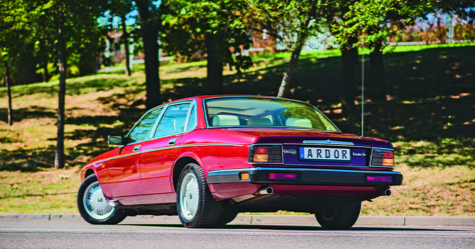 Luksusowy Daimler Double Six z 1993 r. to różniąca się detalami wersja Jaguara XJ. Auta produkowane dawniej przez Jaguar Cars są chętnie sprowadzane z Kraju Kwitnącej Wiśni.