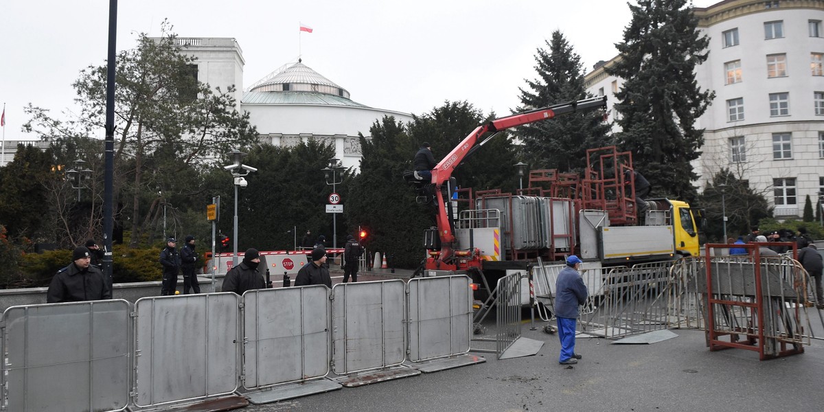 Policja ogrodziła Sejm! Tak bronią się przed protestującymi