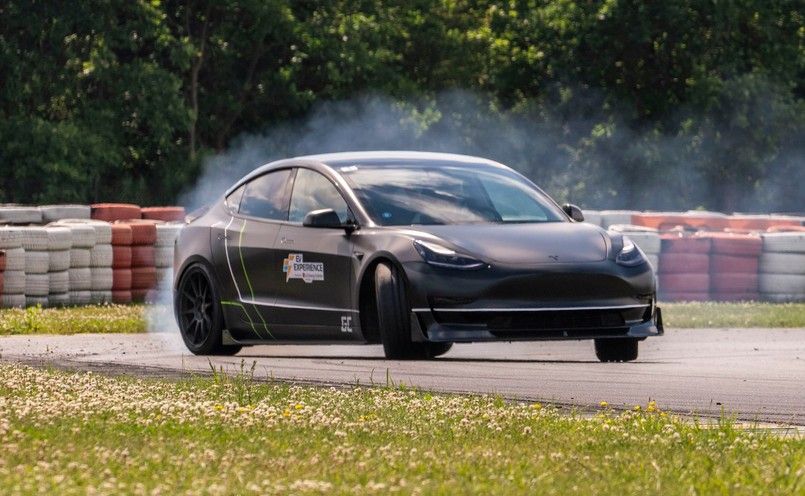 EV Experience i driftująca Tesla