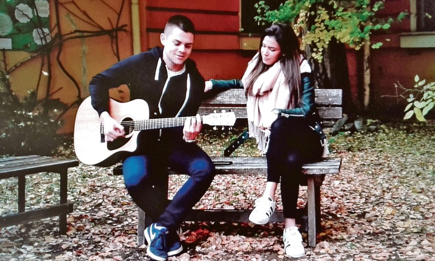 Ivana Kaloserović u svojoj ulozi pominje Kjerkegorovo shvatanje žena, dok se mladić koji joj se udvara poziva na Dučića i Dekarta