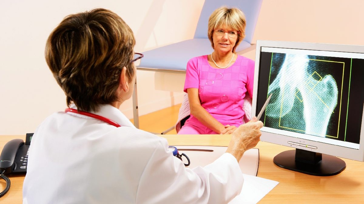 Boala tăcută care ne mănâncă oasele. România înregistrează 282 de fracturi pe zi, dar 78% dintre femeile afectate nu primesc tratament. Avertismentul medicilor și noile soluții de regenerare osoasă
