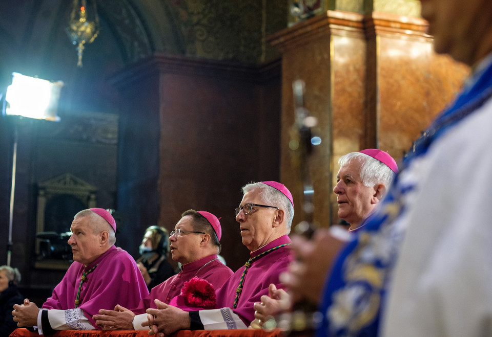 Biskupi podczas modlitwy w  Piekarach Śląskich