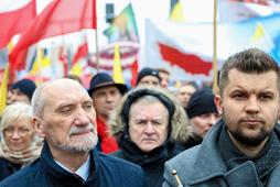 Antoni Macierewicz na marszu papieskim w Warszawie