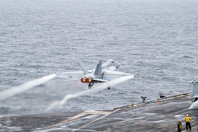 Samolot F/A-18 Super Hornet jest podstawową maszyną US Navy. To właśnie na takim samolocie dokonano pierwszego zestrzelenia przez kobietę-pilot.