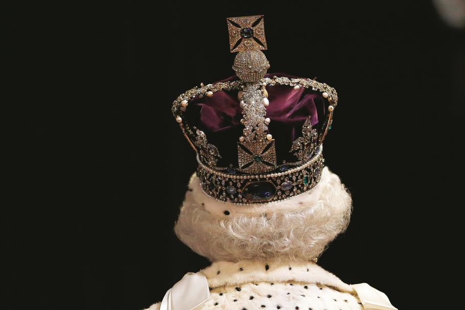 Brytyjska korona państwowa to jeden z najcenniejszych przedmiotów świata. Wykonana ze złota, platyny i srebra, ozdobiona została około 3 tysiącami kamieni szlachetnych, m.in. słynnym diamentem Kooh-i-Noor. Jej wartość trudno określić, wszystkie klejnoty koronne brytyjskiej monarchii szacowane są na 3–5 mld funtów