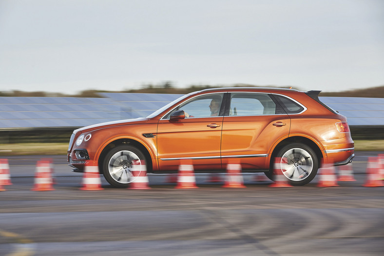 Wolty kontra oktany: Tesla Model X i Bentley Bentayga W12