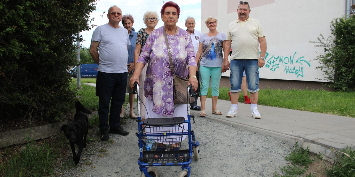 Stanisława Ciok-Sobotka wraz z sąsiadami walczy o to, by ścieżki między blokami przy ul. Baczyńskiego zostały utwardzone!