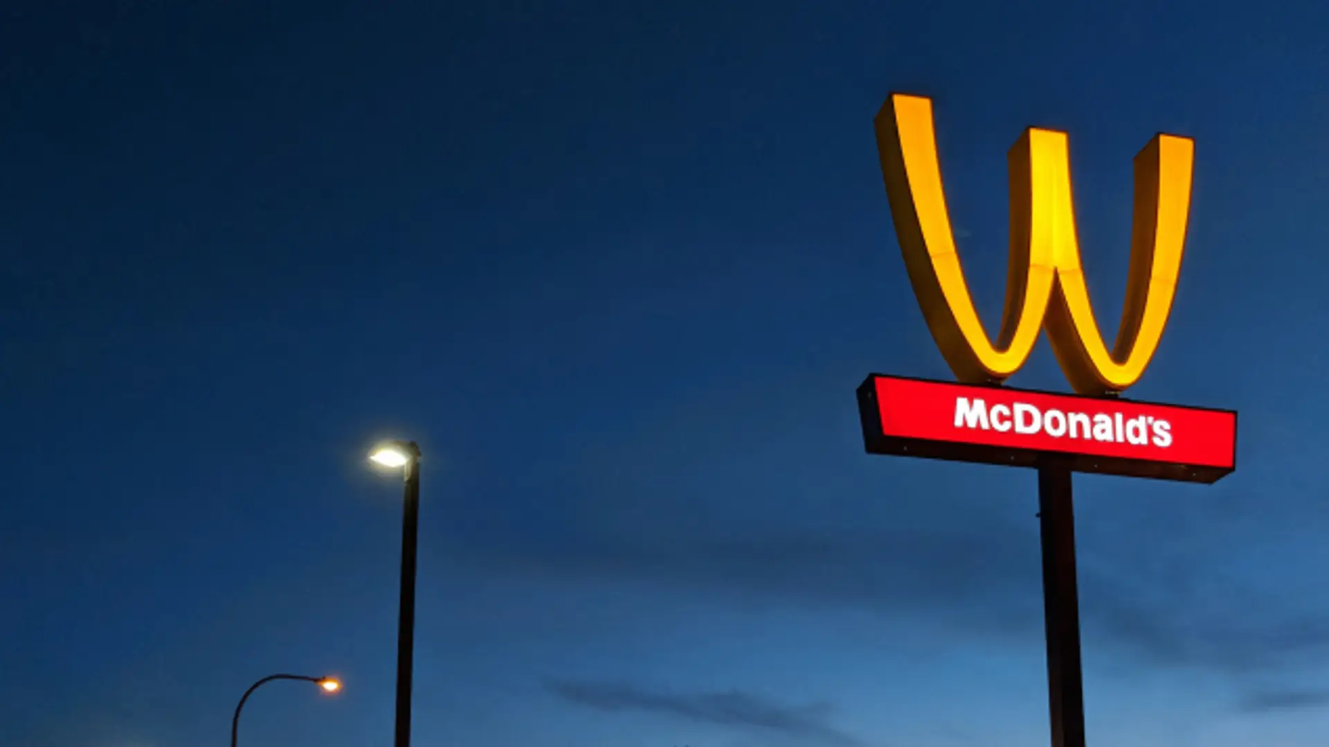 McDonald's odwrócił swoje złote łuki i przekazał tym coś bardzo ważnego. O co chodzi?