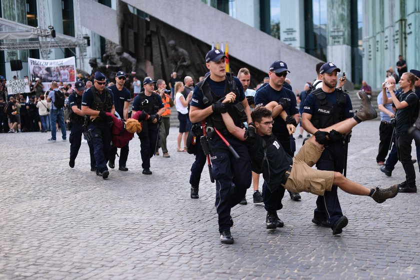 75. rocznica Powstania Warszawskiego. Policja usunęła ...