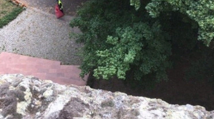 Kőfalról húzták vissza az ugrani készülő nőt / Fotó: police.hu