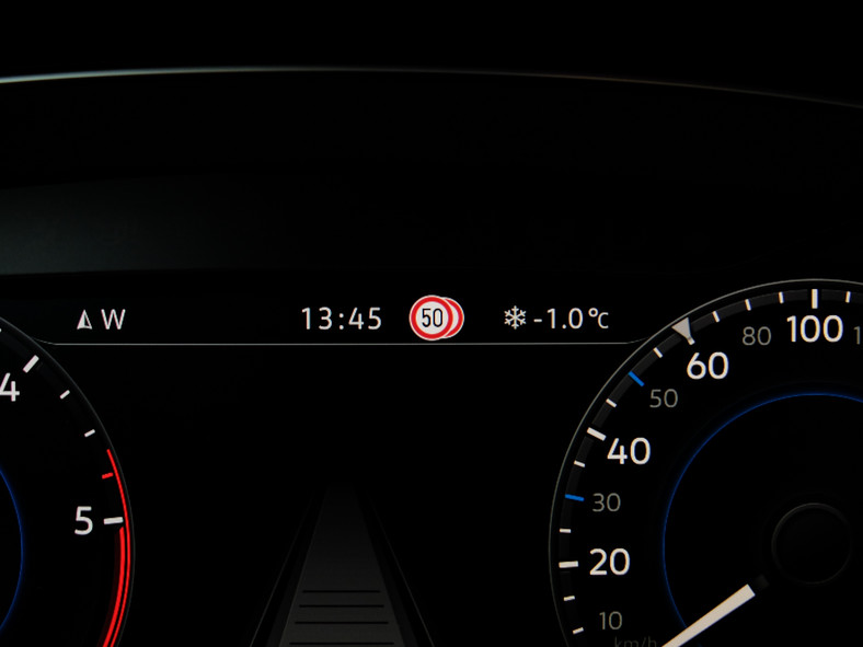 Czytnik znaków w Volkswagenie Passacie 2.0 TDI 