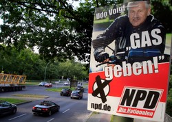 Hasło "Dodać gazu"... przed Muzeum Żydowskim