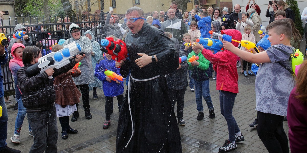 Łódź.  Wyjątkowy śmigus- dyngus po mszy u Franciszkanów