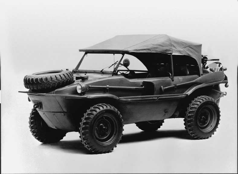 Volkswagen Typ 166, z napędem 4x4, amfibia. W latach 1942-1944 zbudowano 14 263 egzemplarze