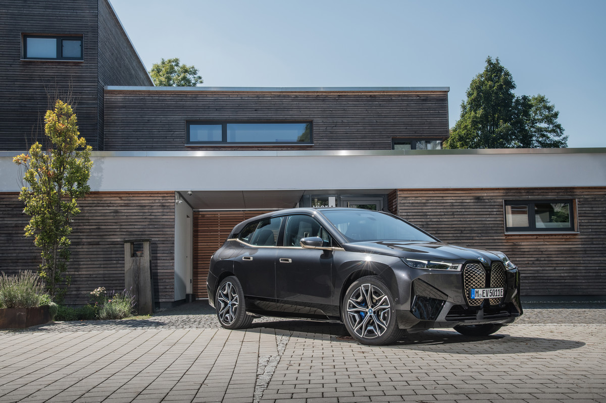 BMW iX ma nowe rozwiązania – stworzono je z myślą o wygodniejszej elektromobilności