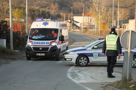 POSVAĐAO SE S POZNANIKOM, PA NA NJEGA NASRNUO NOŽEM! Užas u centru Subotice: Mladić (27) teško povređen, napadač pobegao