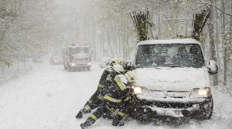 Rengeteg munkát adott a havazás a tűzoltóknak /Fo­tó: MTI/Mohai Balázs