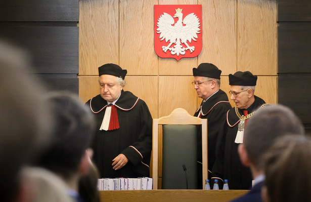 Sędziowie TK - przewodniczący rozprawie Stanisław Rymar, sprawozdawca Andrzej Wróbel oraz prezes TK prof. Andrzej Rzepliński na sali rozpraw