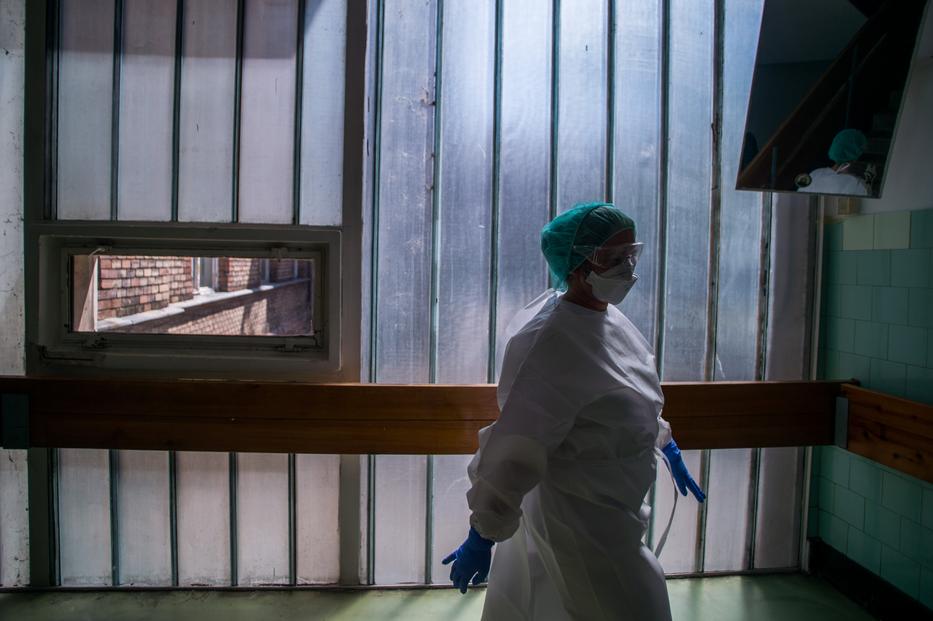 A Szent János kórházban nem fizetik tovább a koronavírusos betegeket ápolóknak a 180 százalékos óradíjat / Fotó: MTI/Balogh Zoltán