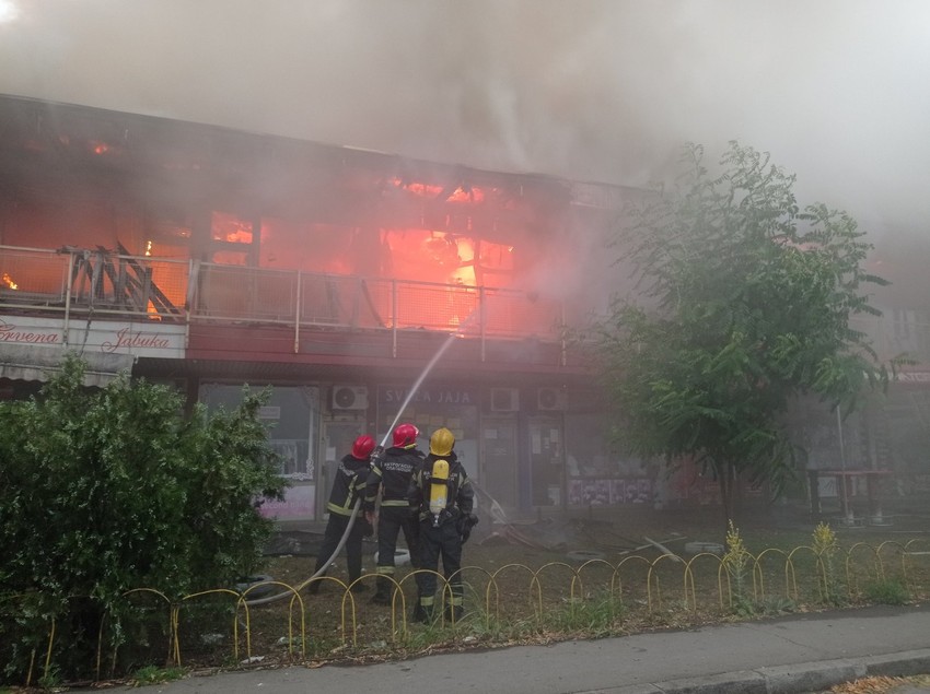 Ogroman požar u tržnom centru na Novom Beogradu