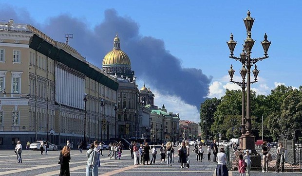 Ogroman oblak gustog crnog dima nadvisio je horizont Sankt Peterburga usled napada ukrajinskog drona 3. juna 2026. | Foto: Getty Images