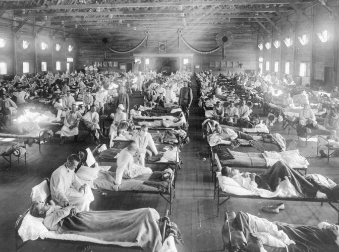 Epidemia grypy hiszpanki, jaka wybuchła w 1918 roku zabiła 20 milionów osób, czyli więcej niż zginęło w czasie I wojny światowej. Na tym zdjęciu uwieczniono szpital polowy zorganiowany niedaleko Fortu Riley w Kansas, w 1918 roku