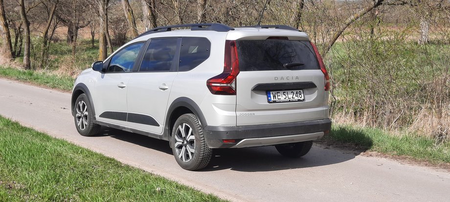 Dacia Jogger ma stonowaną, ale ładną sylwetkę. Z tyłu, nie da się ukryć, trochę przypomina kombi marki Volvo sprzed kilkunastu lat. To przypadek?