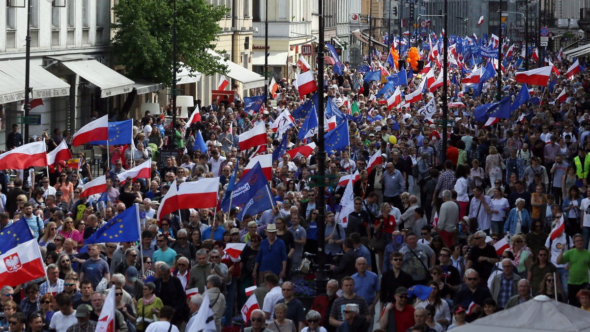 Dokładnie 20 zgromadzeń publicznych zarejestrowanych zostało w stołecznym ratuszu na dzień 11 listopada. Oprócz wielotysięcznych marszów odbędą się też mniejsze pikiety, nie zawsze związane bezpośrednio ze Świętem Niepodległości. Wg składanych w urzędzie deklaracji organizatorów, w manifestacjach na ulicach Warszawy weźmie udział łącznie prawie 160 tysięcy osób.