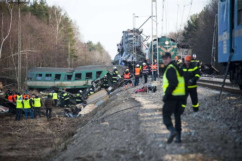 Katastrofa pociągów: Dyżurny usłyszał zarzut zaniechania