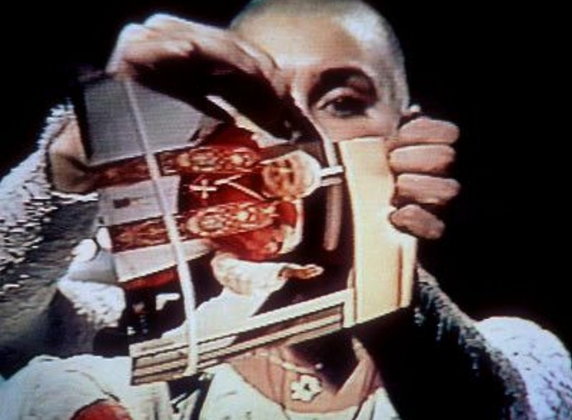 Sinead O'Connor drze zdjęcie papieża (1992)