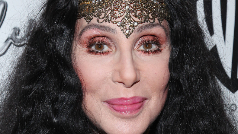 Cher wchodzi do londyńskiego apartamentu hotelowego wyglądając dokładnie tak, jak można by się po niej spodziewać: ubrana w skórzaną kurtkę, mini spódniczkę, kabaretki i wysokie sznurowane botki. Ma tapirowane włosy i nienaganny makijaż gwiazdy pop, ale subtelnie roztacza wokół siebie także atmosferę rockową – wystarczy usłyszeć, jak od wejścia odprawia stadko uwijających się wokół niej menadżerów. – Nie cierpię rozmawiać, kiedy wokół mnie kręcą się tysiące ludzi.