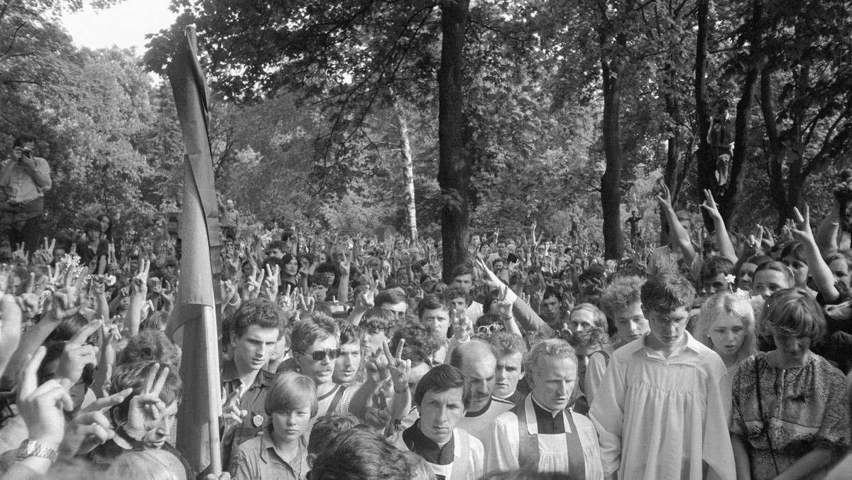 19-letni maturzysta Grzegorz Przemyk został zatrzymany przez funkcjonariuszy MO i brutalnie pobity w komisariacie przy ul. Jezuickiej na Starym Mieście. Przewieziony do szpitala zmarł po dwóch dniach - 14 maja 1983 roku. Jego okrutna śmierć jest jedną z najgłośniejszych zbrodni aparatu władzy PRL.