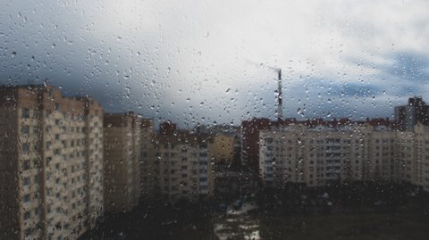 Mieszkańcy zwłaszcza nowszych bloków muszą szykować się na wzrost opłat za mieszkanie. "Podatek od deszczówki" uderzy przede wszystkim w osiedla, na których deweloper postanowił wcisnąć tyle budynków, ile tylko się da