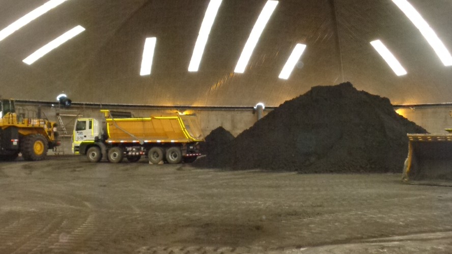 Wysuszony, gotowy koncentrat miedziowy trafia do magazynu. Jego pojemność to 15 tys. m sześc.<br><br> fot. Bartłomiej Mayer