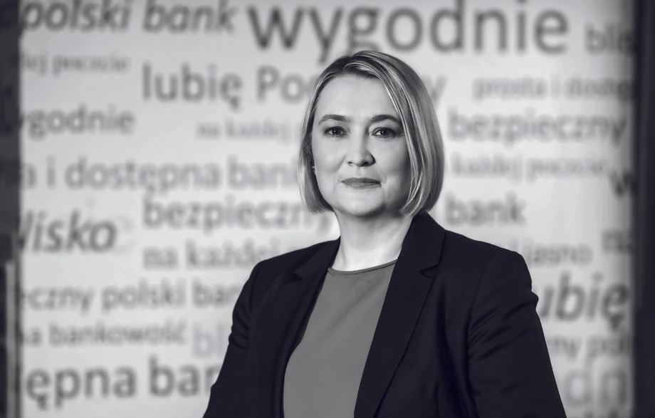 Większy od oczekiwanego spadek PKB w drugim kwartale niesie dwa skutki. Po pierwsze, obniża prognozę dynamiki PKB w całym bieżącym roku w okolice zera. Po drugie, słabszy od oczekiwań stan gospodarki może zostać wskazany przez część RPP jako argument za szybką obniżką stóp procentowych, nawet jeśli wskaźnik CPI nie zejdzie poniżej 10 proc. r/r – mówi Monika Kurtek, główna ekonomistka Banku Pocztowego.