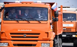 Putin za kierownicą ciężarówki. Rosja uruchomiła most na zaanektowany Krym [GALERIA]