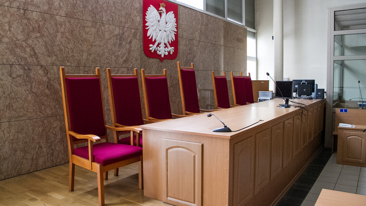 Będzie proces Algierczyka - właściciela ełckiego baru z kebabem, koło którego w noc sylwestrową doszło do zabójstwa 21-letniego mężczyzny. Wskutek sprzeciwu rodziny zmarłego, Sąd Rejonowy w Ełku nie orzekł dziś kary bez przeprowadzania rozprawy.