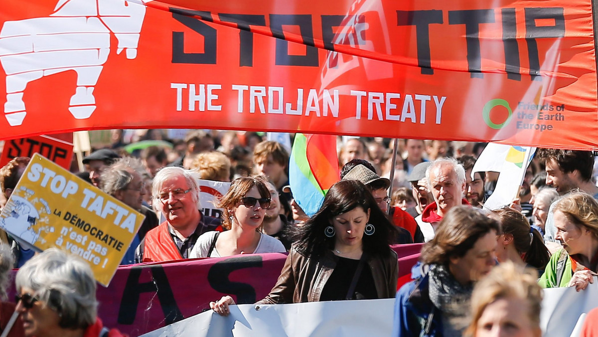 W krajach UE i wielu innych miejscach na świecie odbyły się przed wznowieniem rozmów na temat umowy o wolnym handlu (TTIP) między USA i Europą, setki akcji protestacyjnych. W samych Niemczech było to 230 demonstracji w 170 miejscowościach.