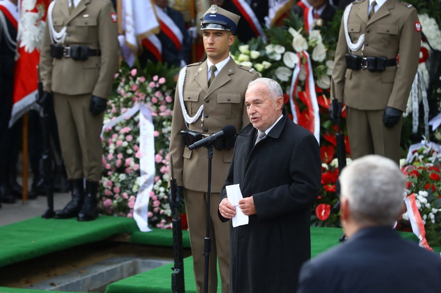 Działacz opozycji w PRL Wojciech Myślecki (P) przemawia podczas uroczystości pogrzebowych po śmierci marszałka seniora Kornela Morawieckiego na Cmentarzu Wojskowym na Powązkach w Warszawie