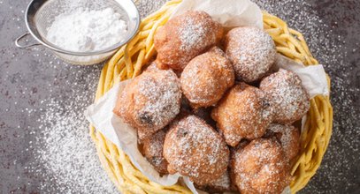 W Holandii podaje się je w święta i sylwestra. Oto przepis na oliebollen: pączki z jabłkiem i rodzynkami