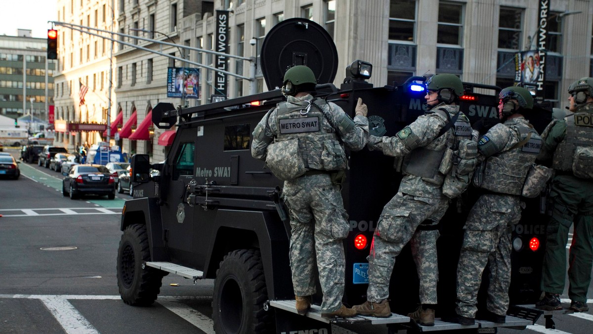 Komisarz bostońskiej policji Ed Davis poinformował, że do tej pory nikt nie trafił do aresztu w związku ze śledztwem w sprawie wybuchów dwóch bomb na mecie poniedziałkowego maratonu w Bostonie.