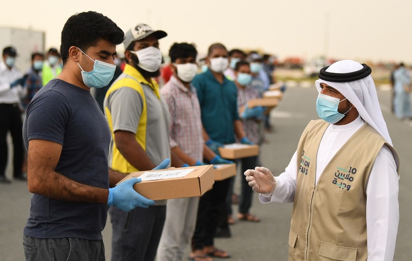 Migranti u Dubaju primaju hranu tokom Ramazana