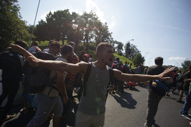 Imigranci opuszczają Budapeszt i maszerują w kierunku Wiednia